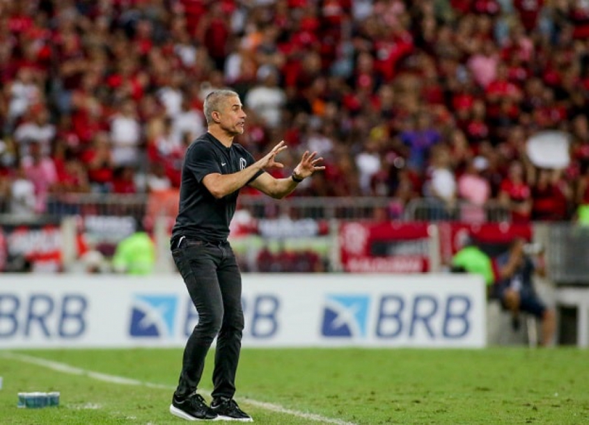 Sylvinho diz que queda de rendimento como visitante está relacionada a chegada de reforços