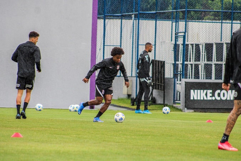 Willian treina de novo com elenco do Corinthians e indica que deverá voltar ao time no clássico de domingo