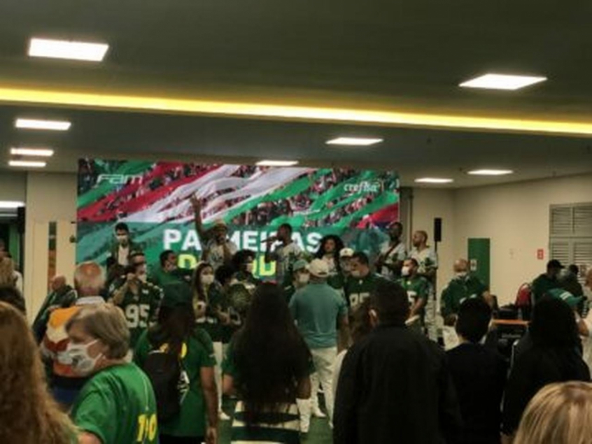 Festa no Palmeiras após eleição de Leila (Foto: Rafael Bullara)