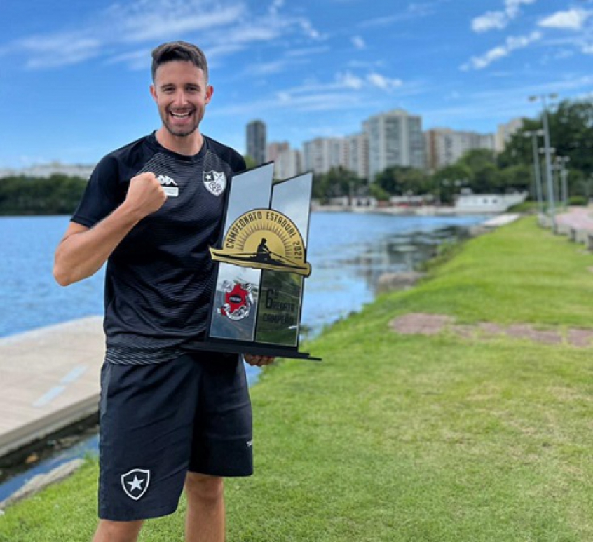 Lucas Verthein vibra com título do Botafogo no estadual de remo (Foto: Divulgação)