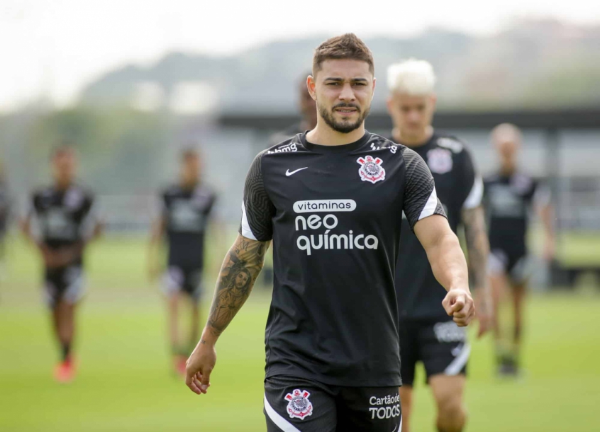 Sem Fagner, João Pedro deve ter primeira oportunidade como titular no Corinthians 