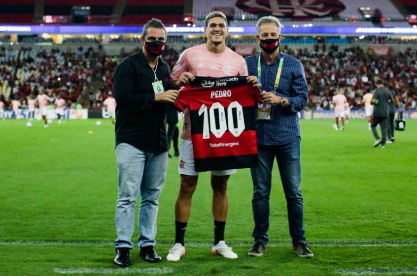 Pedro chega a 100 jogos pelo Flamengo e fortalece recado para novo técnico