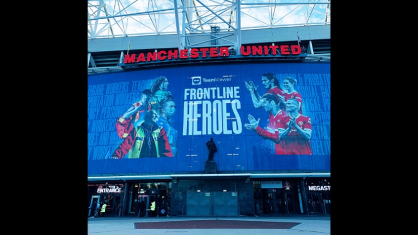 Estádio do Manchester United com a fachada "Frontline Heroes"