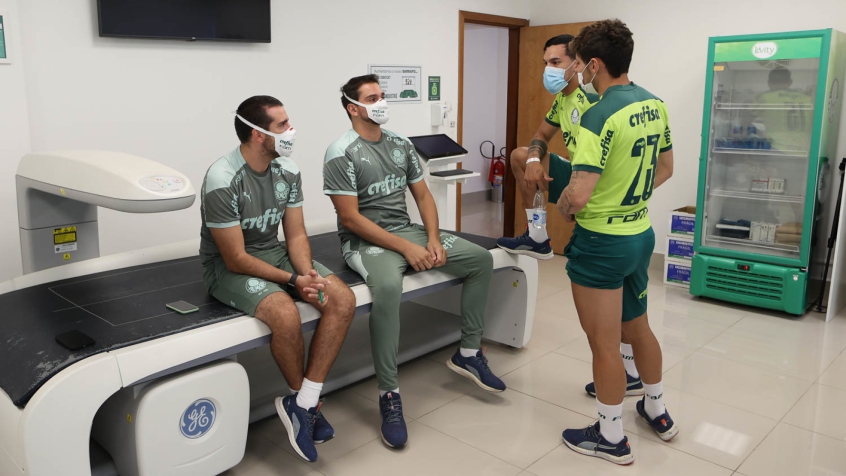 Raphael Veiga e Gustavo Gomez durante a reapresentação do Palmeiras nesta quarta