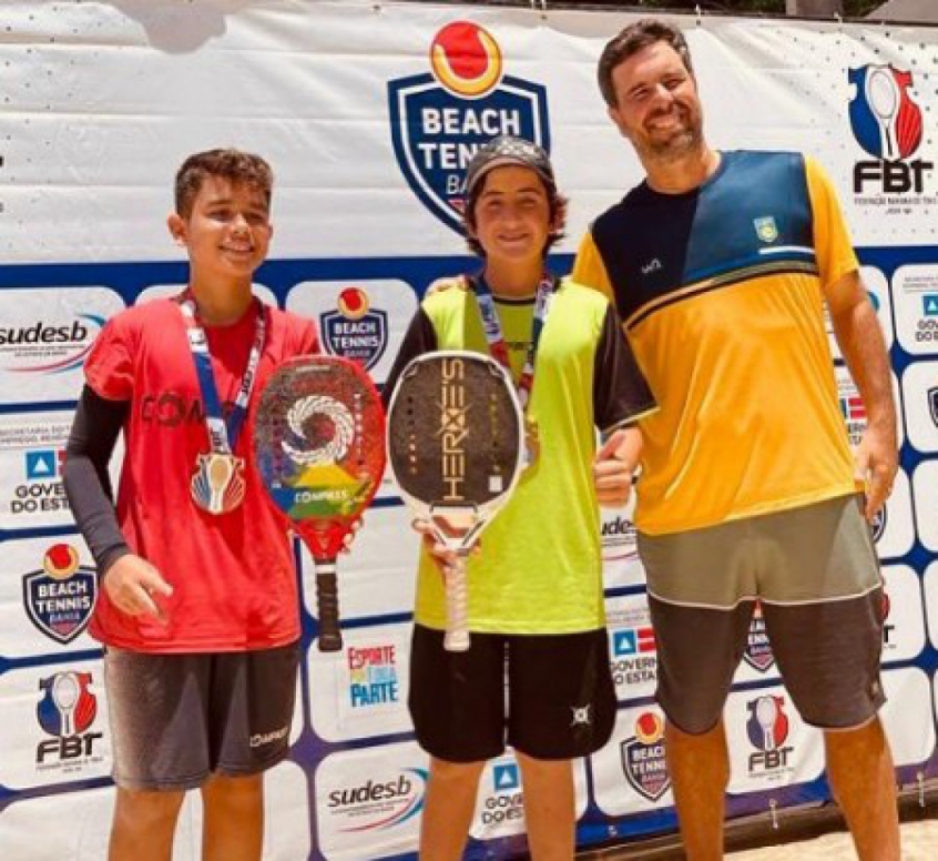 Campeões do juvenil Circuito Baiano Beach Tennis