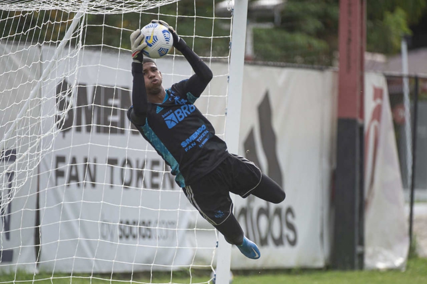 Conheça Kauã, goleiro que ganha espaço com saídas no Flamengo