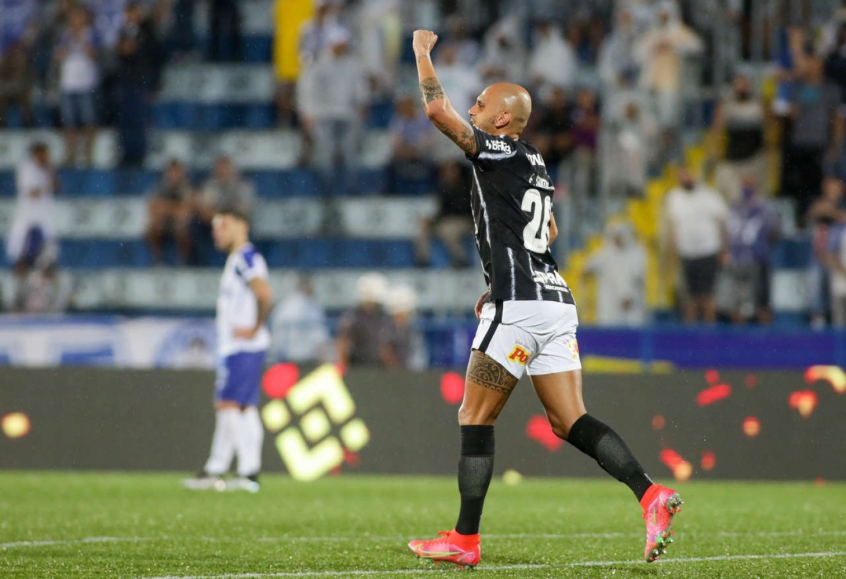 Fábio Santos vibra com gol e aponta melhora gradual do Corinthians: 'Vamos ficando mais soltos'