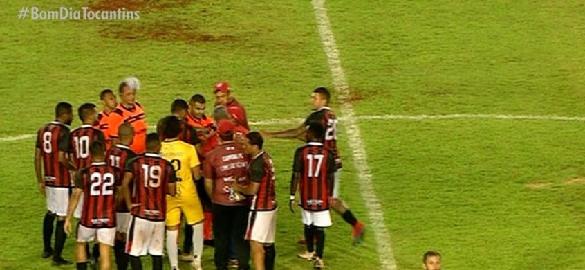 Partida do Campeonato Tocantinense termina com árbitro agredido com saco de gelo na cabeça | LANCE! Partida do Campeonato Tocantinense termina com árbitro agredido com saco de gelo na cabeça | LANCE!