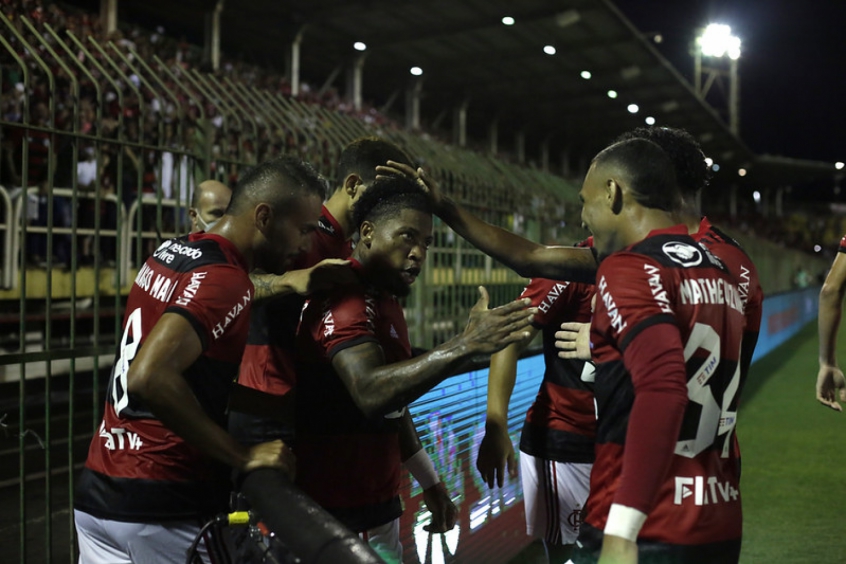 Jogadores do flamengo reunidos após gol e boa exibição