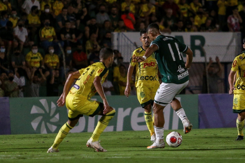 Lucão do Break com a bola em seu domínio, ao lado dele três atletas do Mirassol na marcação da jogada. Reprodução/Thomaz Marostegan/GuaraniFC/Lance