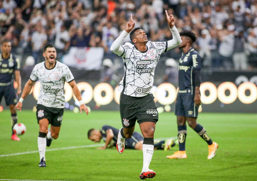 Jô aproveita chances e volta a brigar por posição no ataque do Corinthians