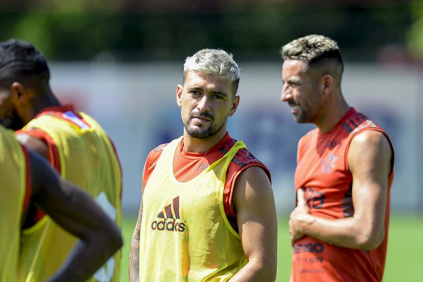 Arrascaeta e Isla chegam na tarde desta quarta-feira e devem ser reforços contra o Fluminense