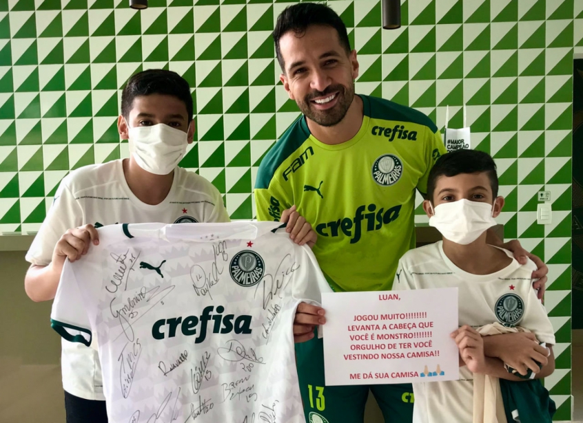 Palmeiras promove encontro de Luan com jovens torcedores que pediram sua camisa após Mundial