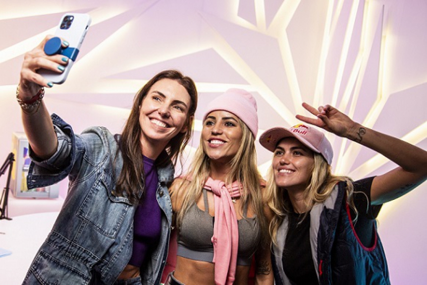 Glenda Kozlowski posa para foto com as skatistas Leticia Bufoni (centro) e Yndiara Asp (direita)
