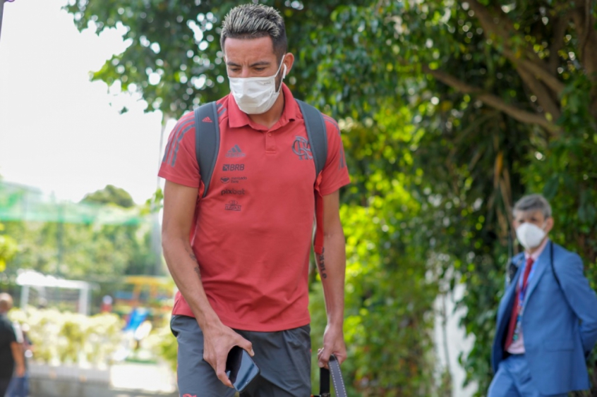 Indisciplina de Isla ocorre em meio à exposição de comodismo do elenco por Paulo Sousa