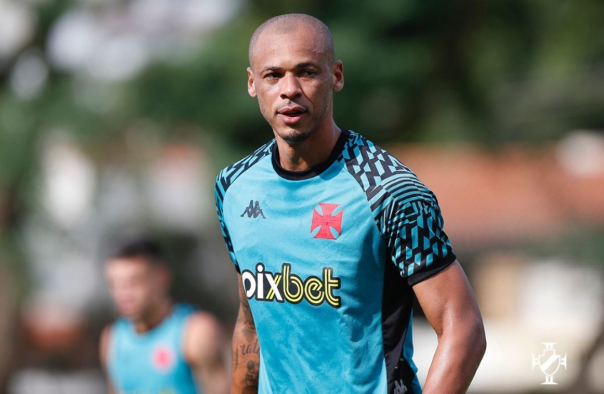 Anderson Concei&Atilde;&sect;&Atilde;&pound;o, zagueiro do Vasco, sofre fissura na costela, mas n&Atilde;&pound;o  vai precisar passar por cirurgia | LANCE!
