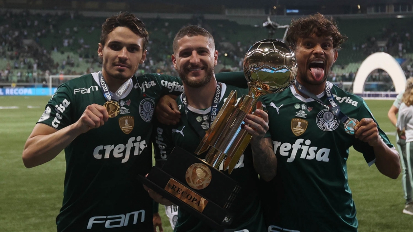 Raphael Veiga minimiza favoritismo do Palmeiras na temporada: 'No campo a gente sabe que não é assim'
