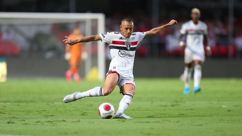 Qual foi o jogador do São Paulo que foi expulso ontem?