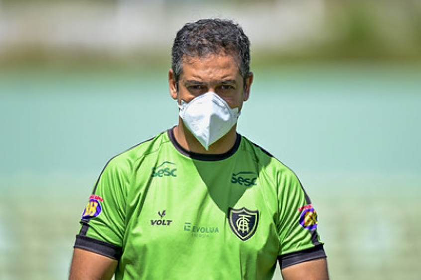 Marquinhos Santos lamentou o revés do Coelho diante do Villa Nova