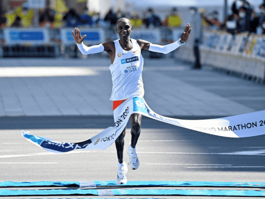 Eliud Kipchoge vence a Maratona de Tóquio pela primeira vez, com direito a recorde na prova. (Divulgação)