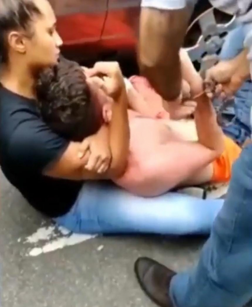 V&iacute;deo: lutadora imobiliza ladr&atilde;o com mata-le&atilde;o em tentativa de assalto em  Manaus | LANCE!