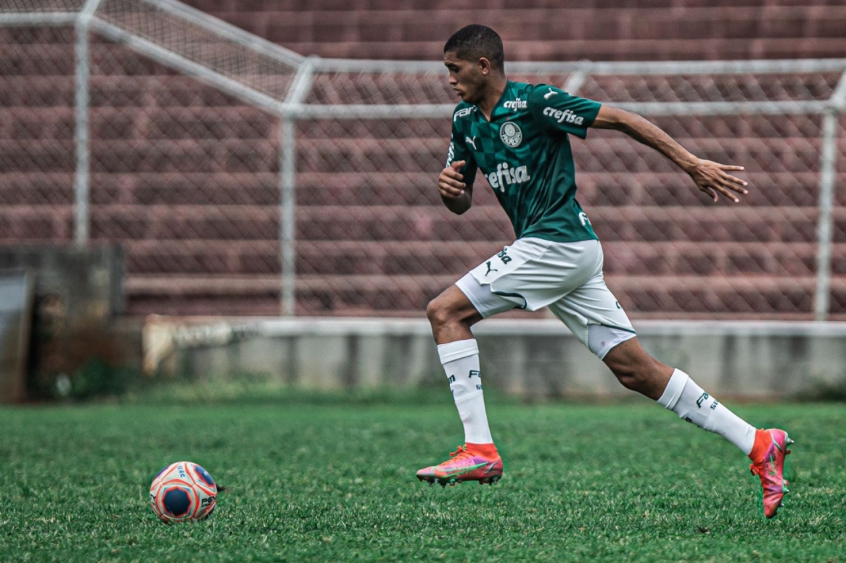 Destaque na base do Palmeiras, Vareta assina primeiro contrato profissional com o clube