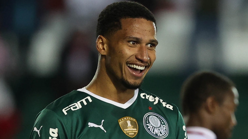 Após virose e ter ficado fora do jogo contra o Botafogo, Murilo volta a treinar