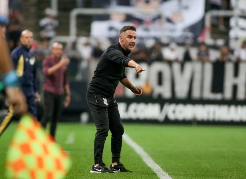 Vitor Pereira diz o porque de utilizar três zagueiros