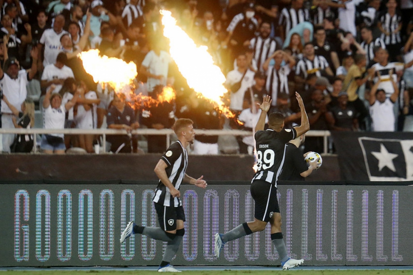 Erison e torcida do Botafogo