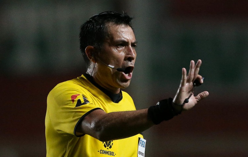 Com suspeita de Covid, árbitro da partida contra o Emelec é substituído de última hora