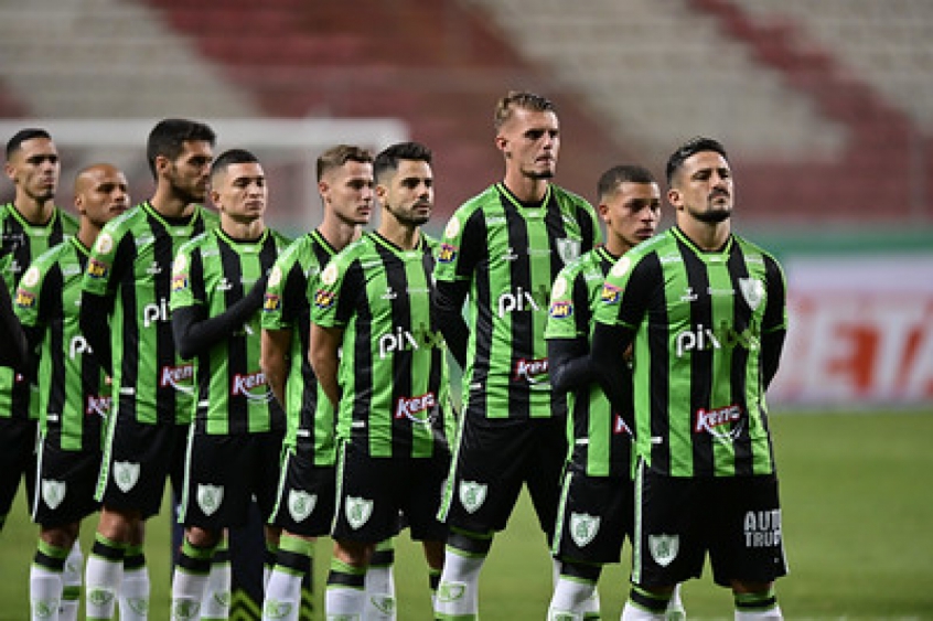 Com contusões e suspensões, Vagner Mancini tem tido dificuldades para definir uma equipe titular