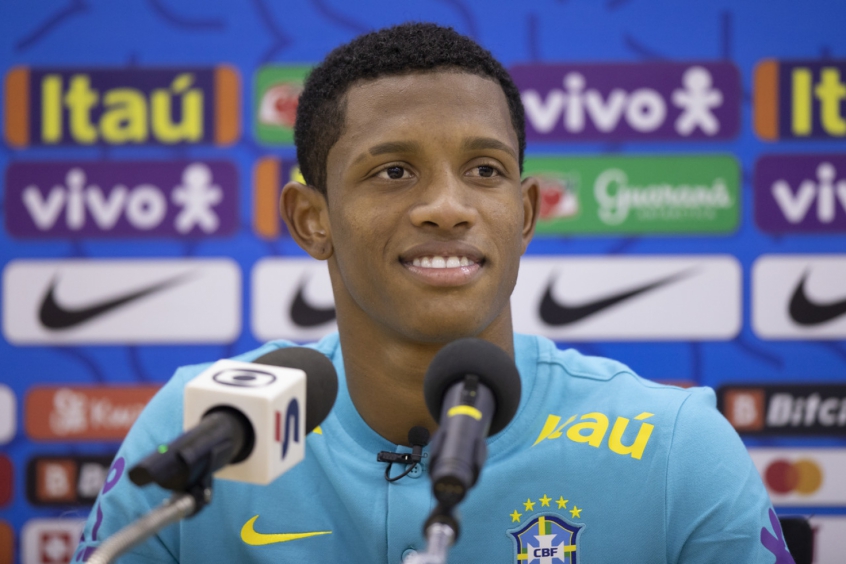 Danilo desfalcou o Palmeiras, mas não ficou nem no banco da Seleção Brasileira durante amistoso