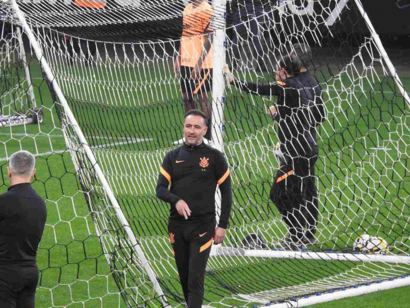 Cada vez mais sintonizado com a torcida, Vítor Pereira foi ovacionado durante treino aberto do Timão