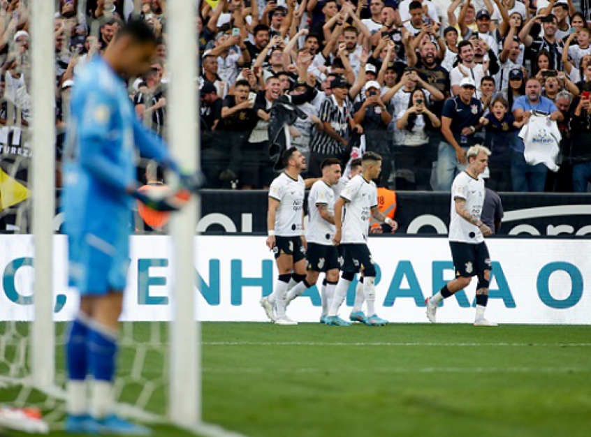 Com a missão de encerrar o turno sem derrotas em Itaquera, Corinthians recebe o pior visitante do Brasileirão nesta quarta-feira