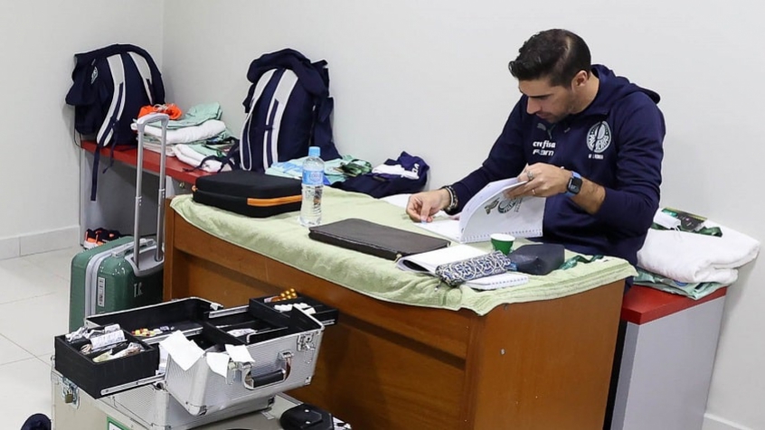 Abel tem um plano: Palmeiras já traça planejamento para lidar com a saída de Scarpa