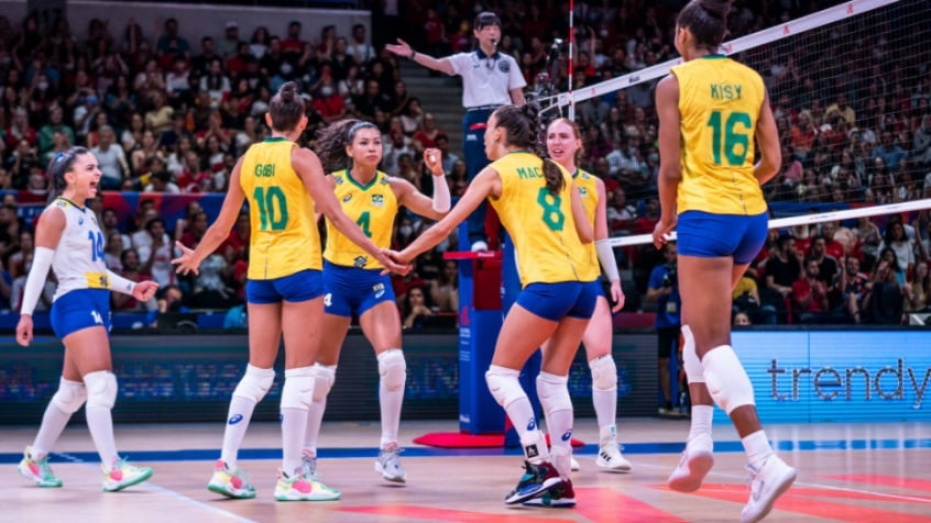 comemoração da seleção brasileira de vôlei feminina que ganhou agora há pouco a Sérvia.