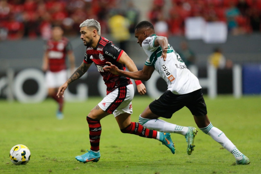 Com time alternativo, Flamengo decide na bola parada e mostra evolução defensiva com Dorival