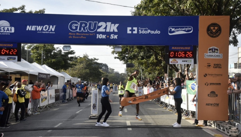 Giovani dos Santos comemora a vitória na Meia Maratona de Guarulhos. (Sérgio Shibuyia/Divulgação)