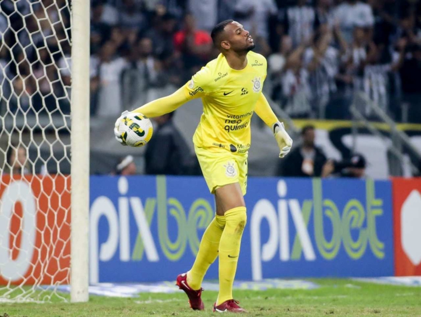 Goleiro Carlos Miguel, que teve uma trajetória de vida difícil, se emociona após estreia segura pelo Timão