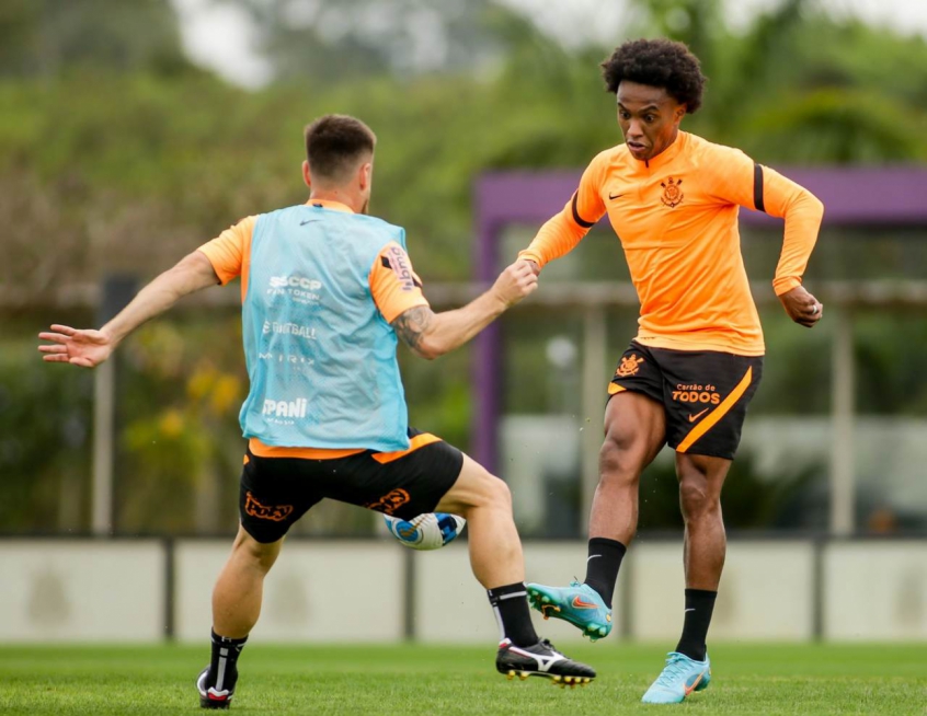 No sacrifício? Em busca da redenção com a Fiel Torcida, Willian treina com bola e vai reforçar o Timão contra o Flamengo