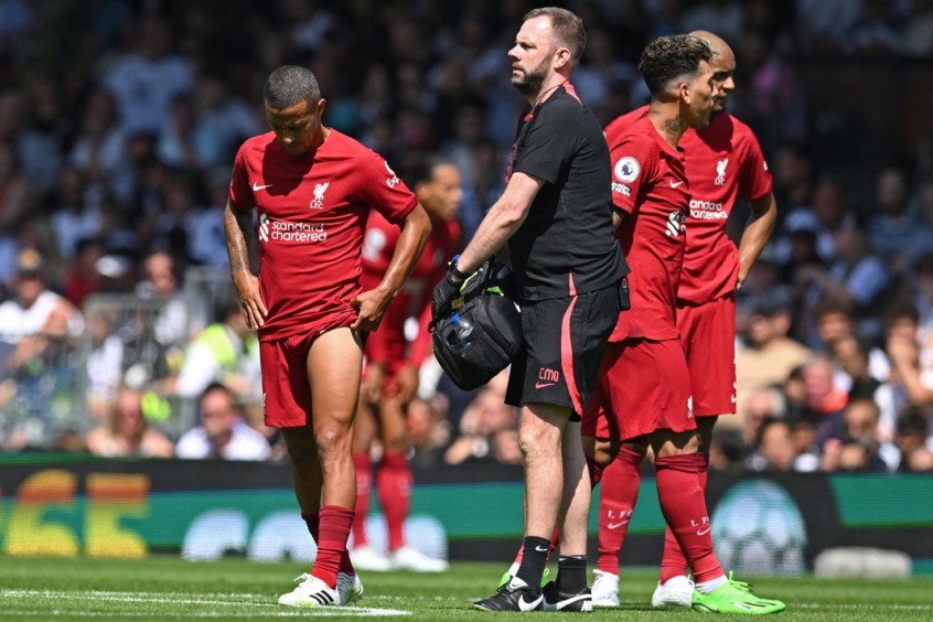 Thiago Alcântara sofre lesão na coxa e será desfalque por um bom tempo no Liverpool | LANCE!
