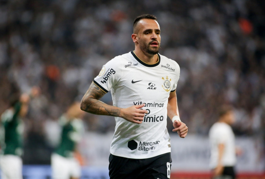 Renato Augusto, do Corinthians, é meia com mais acerto de passe longo no Brasileirão