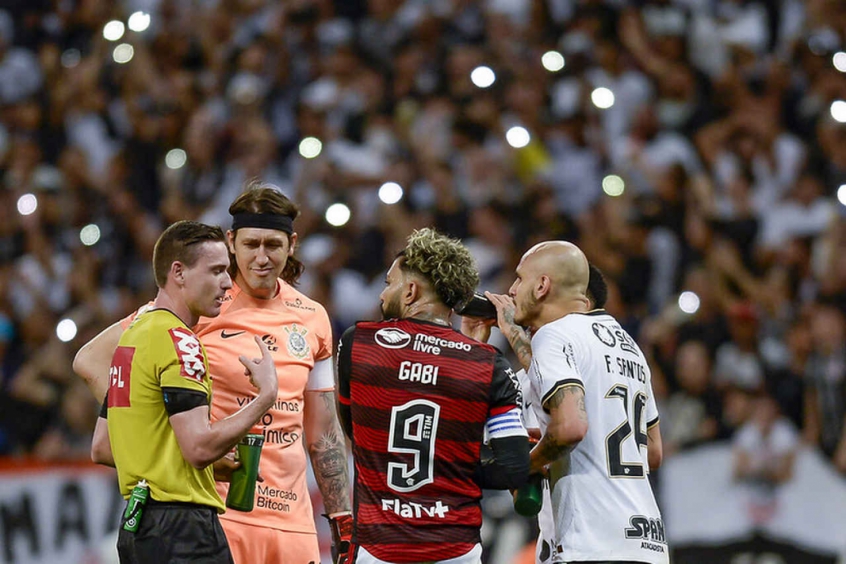 Algoz do técnico Vítor Pereira, árbitro volta a apitar Flamengo x Corinthians