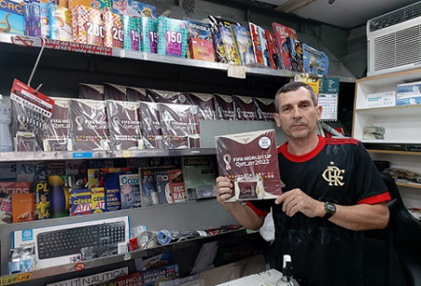 Bancas têm alta procura por figurinhas da Copa e jornaleiros comemoram: 'Deram um alívio' | LANCE! Bancas têm alta procura por figurinhas da Copa e jornaleiros comemoram: 'Deram um alívio' | LANCE!