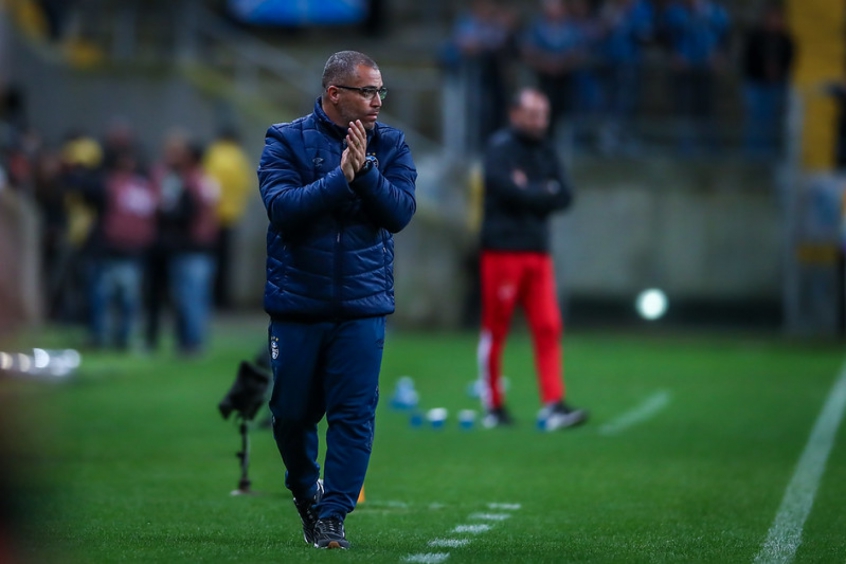 Renato Gaúcho comandou a vitória do Grêmio por telefone, ainda no Rio de Janeiro