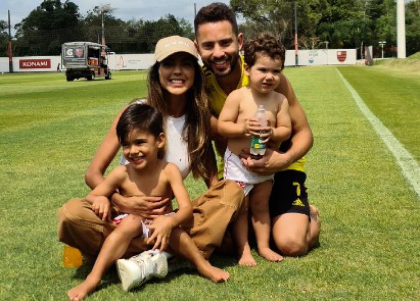 Filhos de Everton Ribeiro reagem a convocação do pai à seleção; assista
