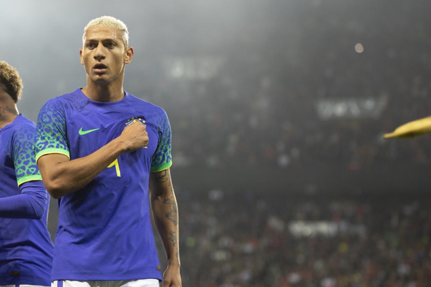 CBF repudia banana arremessada na direção de Richarlison em vitória da  Seleção Brasileira | LANCE!