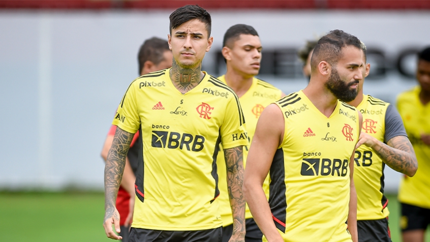 Dorival prepara titularidade de Pulgar para possível emergência na Libertadores