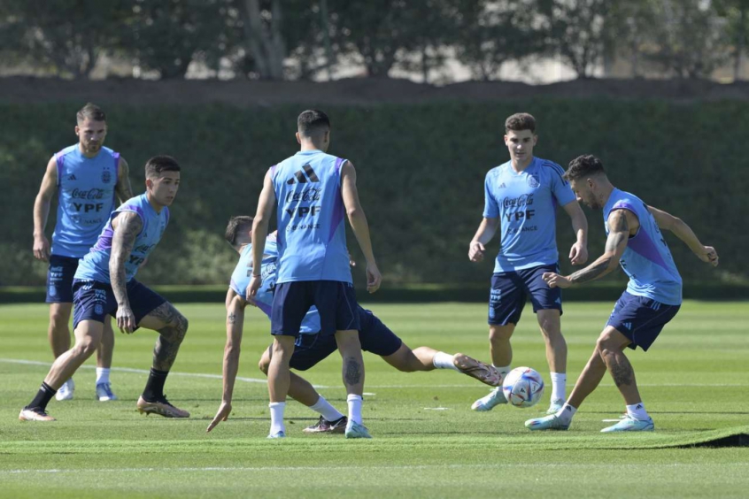 Após derrota para Arábia Saudita, Argentina volta aos treinos debaixo de  calor no Qatar | LANCE!