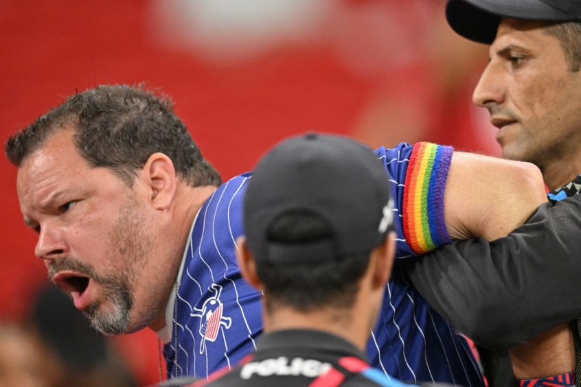 Torcedor dos Estados Unidos é detido por usar braçadeira arco-íris na Copa do Mundo | LANCE!